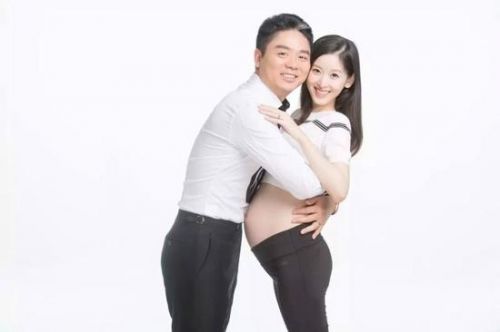 拍写真-奶茶妹肚子这么大了！与富豪老公热吻拍写真