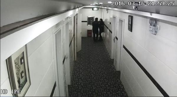 视频监控显示21:59:25，王柠与吴某在五楼房间门口推搡。