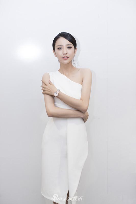 佟丽娅造型优雅干练 纯白长裙小露性感单肩