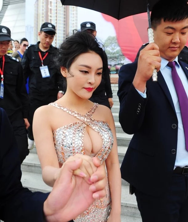 中国最美乳后刘巧儿现身走红毯，事业线深不可测网友：还不如不穿