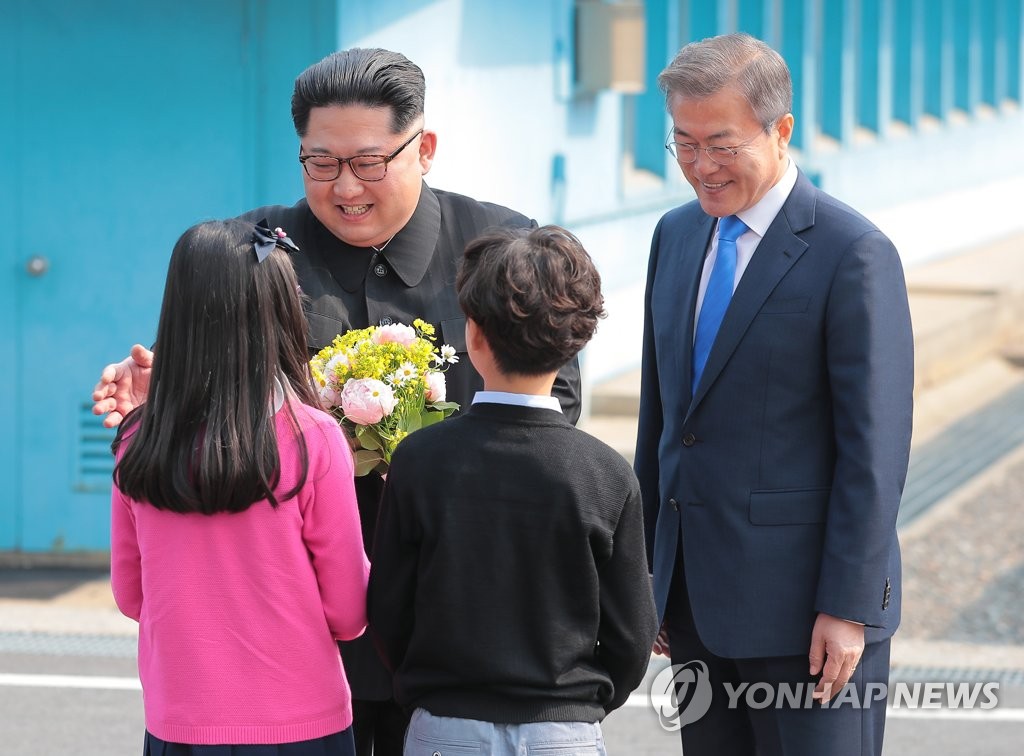 金正恩-金正恩与花童合影后 这个烫发的小男孩火了(图)